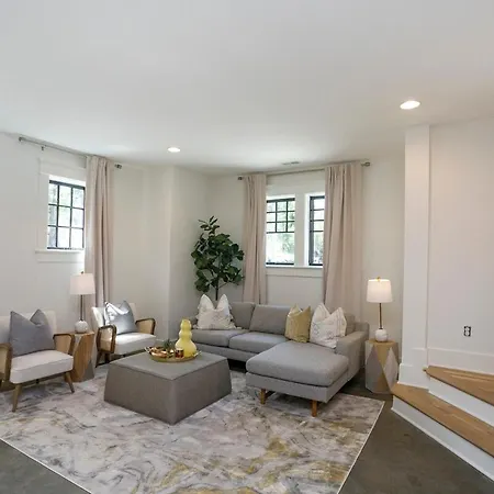 Upscale Walk To Hillsboro Village Or Belmont Holiday home
