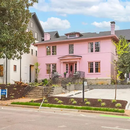 Holiday home Hottub At The Pink House Walk To Coffee Food Bars *