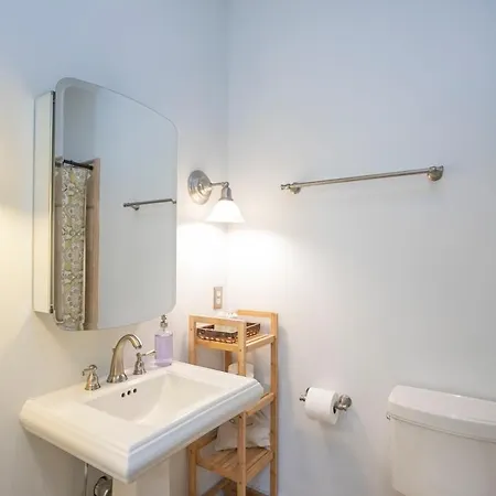 2 Chic Lofts Right On Broadway Strip Sleeps 10 Holiday home *
