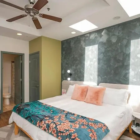 2 Chic Lofts Right On Broadway Strip Sleeps 10 *