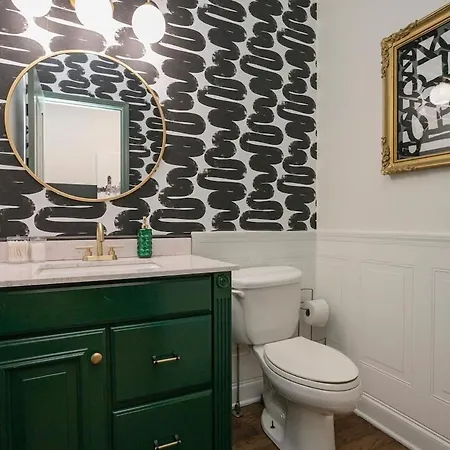 2 Chic Lofts Right On Broadway Strip Sleeps 10 Holiday home
