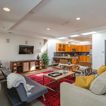 Holiday home 2 Chic Lofts Right On Broadway Strip Sleeps 10 *