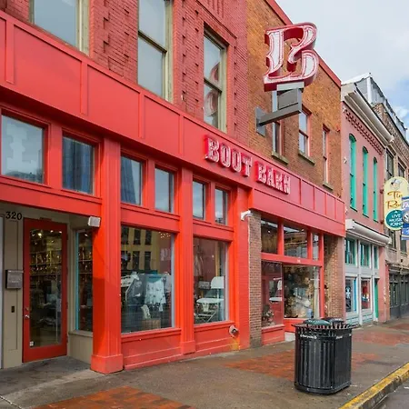 2 Chic Lofts Right On Broadway Strip Sleeps 10 Holiday home *