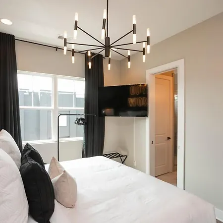 Rooftop Deck And Rec Minutes To Dwntn Holiday home Nashville