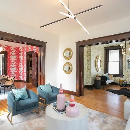 Historic Jewel Walk To Eats & Shops Holiday home *