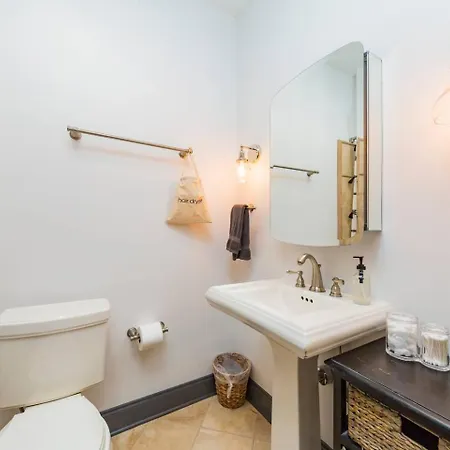 Apartment Spacious Penthouse On The Broadway Strip *