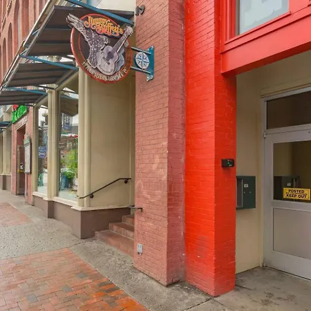 Apartment Spacious Penthouse On The Broadway Strip *