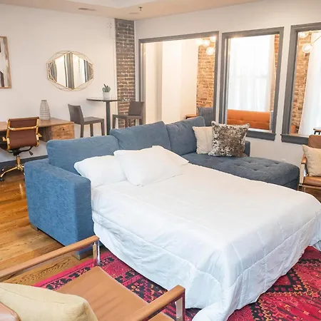 Spacious Penthouse On The Broadway Strip *
