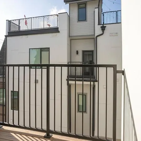 Holiday home 1 5 Miles To Broadway Rooftop Deck W Views
