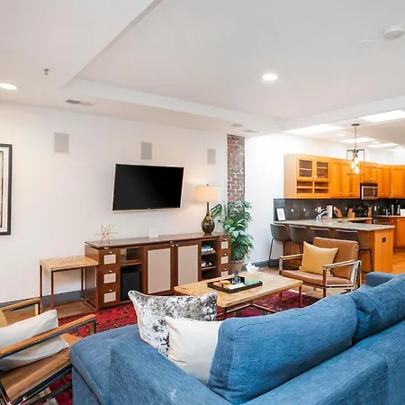 Apartment Spacious Penthouse On The Broadway Strip *