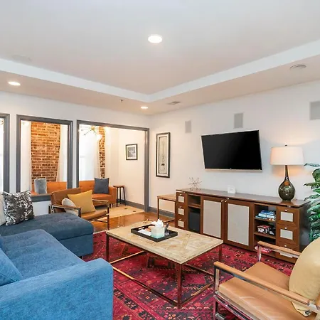 Spacious Penthouse On The Broadway Strip *