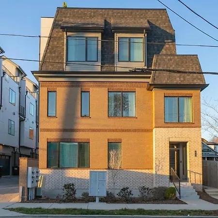 1 Mile To Downtown 4br 4ba W Rooftop Deck Holiday home *