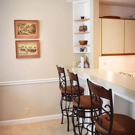 Walk To Vandy & Love Circle Park Holiday home