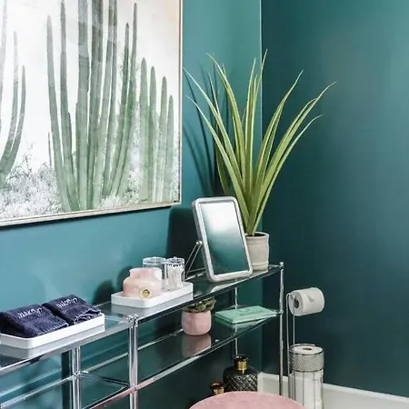 Relax Into Urban Chic At A Textured East Holiday home