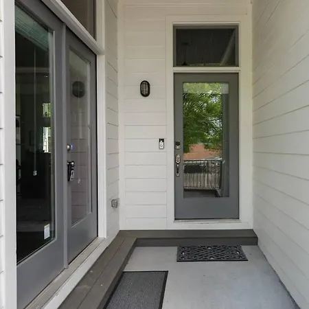 Relax Into Urban Chic At A Textured East Holiday home *