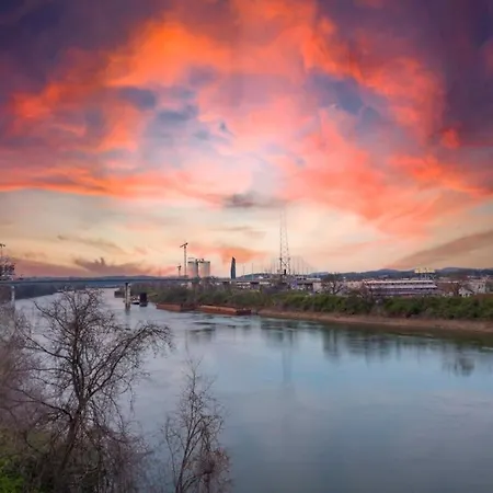Riverfront With Views 0 7 Miles From Broad