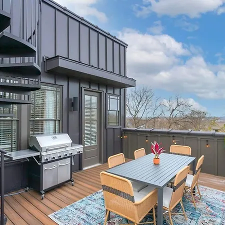 Holiday home Roof Deck Grill Views 2 Miles From Broadway *