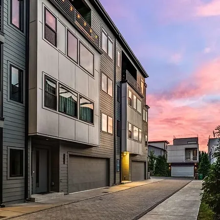 Holiday home Stylish New Gulch Rooftop Deck W Views