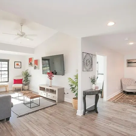 Spacious Only 2 Miles From Downtown Holiday home Nashville