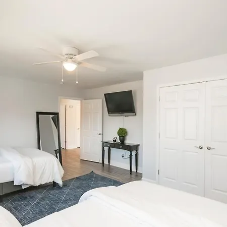 Spacious Only 2 Miles From Downtown Holiday home Nashville
