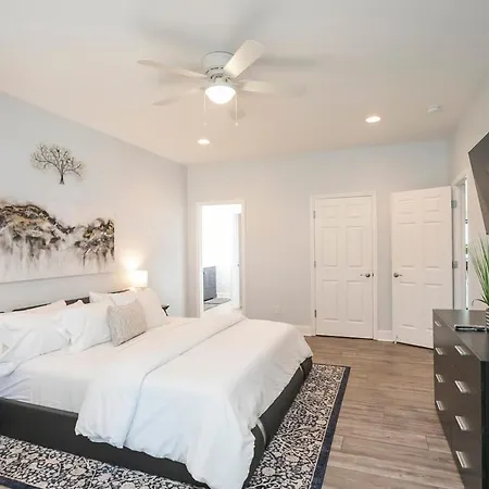 Spacious Only 2 Miles From Downtown Nashville
