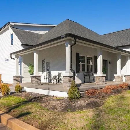 Spacious Only 2 Miles From Downtown Nashville