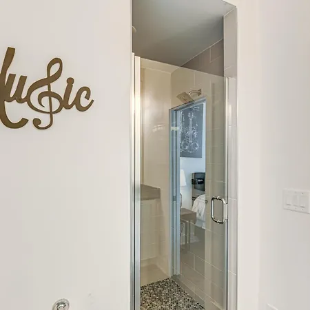 Bright Townhome ~ 5 Mi To Downtown!