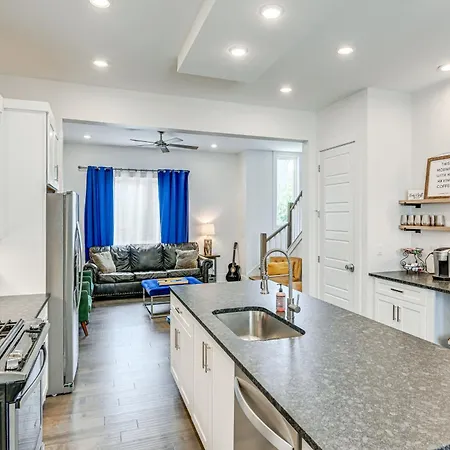 Bright Townhome ~ 5 Mi To Downtown! *