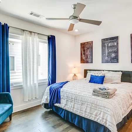 Bright Townhome ~ 5 Mi To Downtown! Holiday home