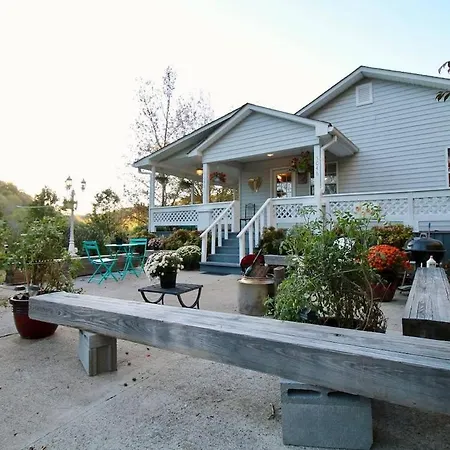 Holiday home Hillbilly Haven *