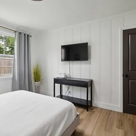 Chic Retreat Near Airport & Downtown Nashville Nashville