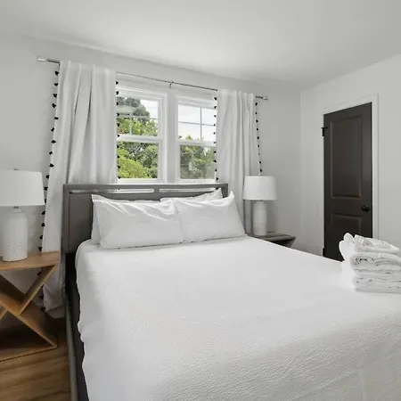 Holiday home Chic Retreat Near Airport & Downtown Nashville Nashville