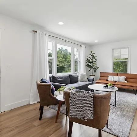 Holiday home Chic Retreat Near Airport & Downtown Nashville Nashville