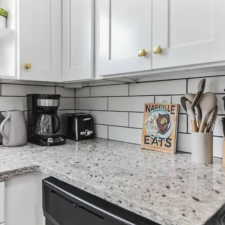 Chic Retreat Near Airport & Downtown Nashville Holiday home