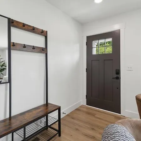 Holiday home Chic Retreat Near Airport & Downtown Nashville Nashville