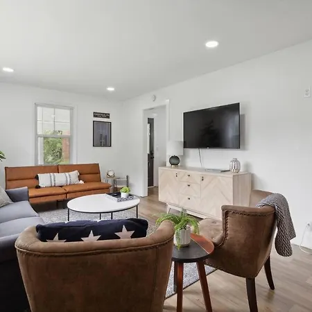 Chic Retreat Near Airport & Downtown Nashville Holiday home *