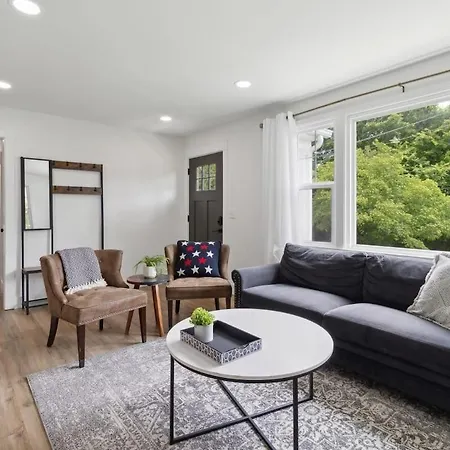 Chic Retreat Near Airport & Downtown Nashville Holiday home *