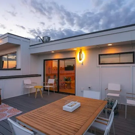 Fabulous Location Walk To Food & Bars Roof Deck Holiday home