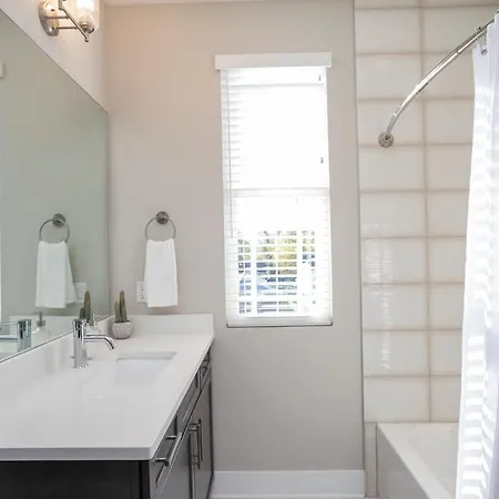 2 Miles To Broadway W Rooftop Deck Grill & Garage Holiday home *