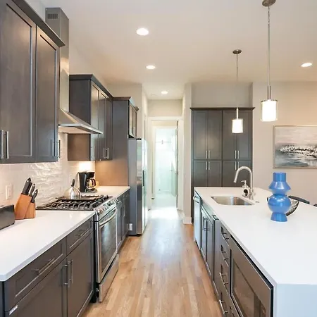 Holiday home 2 Miles To Broadway W Rooftop Deck Grill & Garage Nashville
