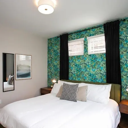 2 Miles To Broadway W Rooftop Deck Grill & Garage