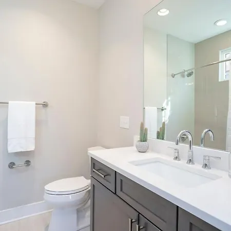 2 Miles To Broadway W Rooftop Deck Grill & Garage Holiday home *