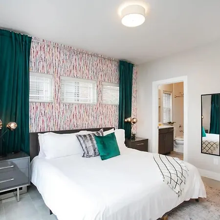Holiday home 2 Miles To Broadway W Rooftop Deck Grill & Garage Nashville