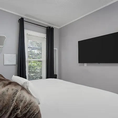 Holiday home Hip East W Hot Tub Mins To Dwntn *