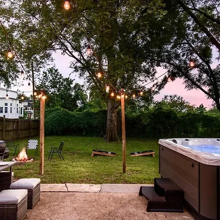 Hip East W Hot Tub Mins To Dwntn Holiday home