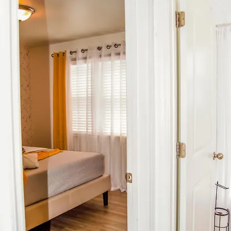 Cozy Condo, Minutes From Broadwy, Sleeps 5 Apartment