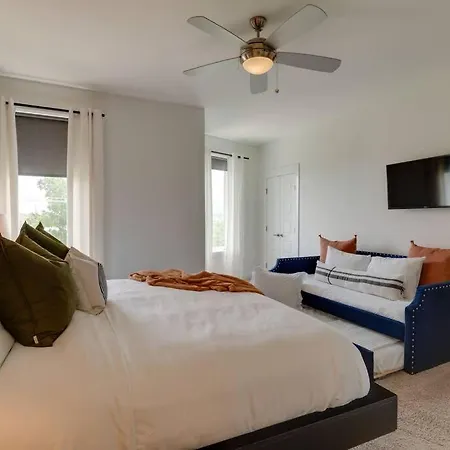 Walkable Hotspot Bars Nearby Broadway Close Holiday home *