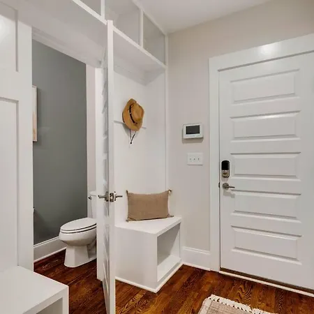 Holiday home Unforgettable Townhome-close To Broadway-10 Beds!
