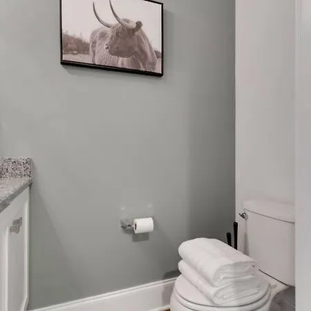 Sleek Townhome Near Broadway! * Nashville
