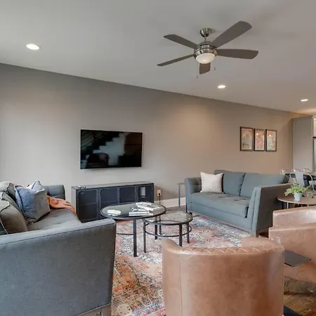 Sleek Townhome Near Broadway! *
